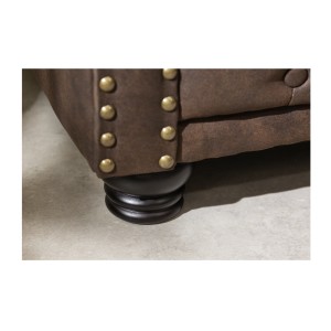 Zoom sur l'un des pieds du canapé 3 places EDGAR marron chocolat