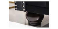 Zoom sur l'un des pieds du canapé 3 places droit EDGAR noir