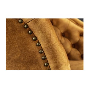 Zoom sur les détails de l'accoudoir de la méridienne EDGAR jaune moutarde