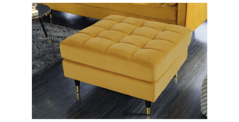 Zoom sur le pouf de la configuration du canapé et pouf KOLIRI jaune vu de côté
