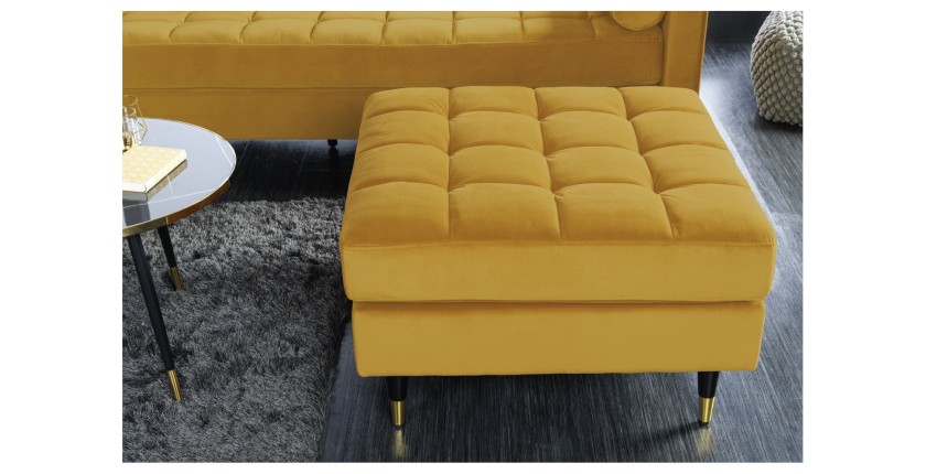 Zoom sur le pouf de la configuration du canapé et pouf KOLIRI jaune