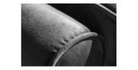 Zoom sur l'accoudoir du canapé dans la configuration canapé et pouf KOLIRI gris