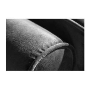 Zoom sur l'accoudoir du canapé dans la configuration canapé et pouf KOLIRI gris
