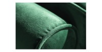 Zoom sur l'accoudoir du canapé dans la configuration canapé et pouf KOLIRI vert