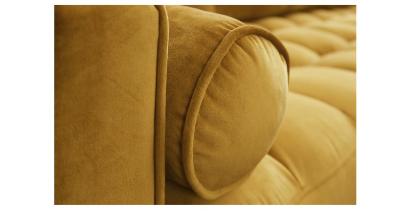 Zoom sur l'accoudoir du canapé d'angle dans la configuration canapé d'angle et pouf KOLIRI jaune moutarde
