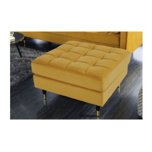 Zoom sur le pouf dans la configuration canapé d'angle et pouf KOLIRI jaune moutarde mis en situation