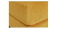 Zoom sur la tranche du pouf dans la configuration canapé d'angle et pouf KOLIRI jaune moutarde