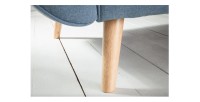 Zoom sur l'un des pieds du canapé droit convertible DANNA bleu