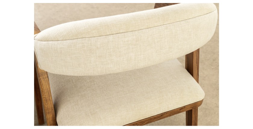 Zoom sur le dossier de la chaise ARKAYA en bois massif d'acacia et tissu blanc