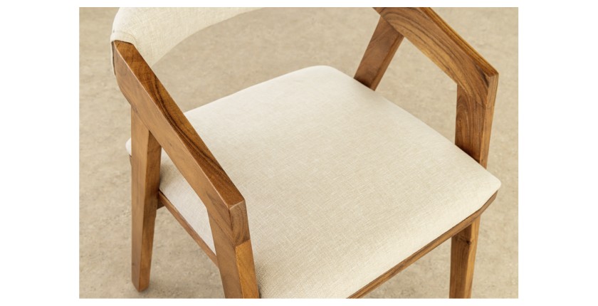 Zoom sur l'assise de la chaise ARKAYA en bois massif d'acacia et tissu blanc