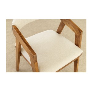 Zoom sur l'assise de la chaise ARKAYA en bois massif d'acacia et tissu blanc