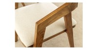 Zoom sur l'accoudoir de la chaise ARKAYA en bois massif d'acacia et tissu blanc