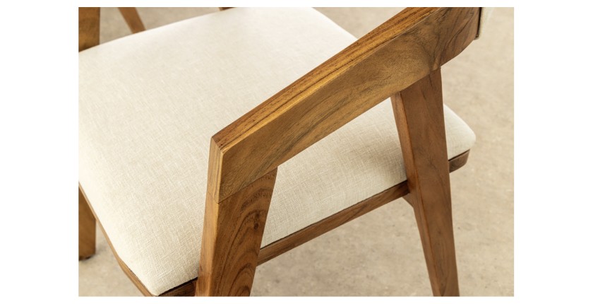 Zoom sur l'accoudoir de la chaise ARKAYA en bois massif d'acacia et tissu blanc