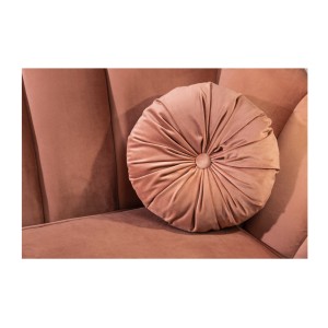 Zoom sur l'un des coussins du canapé droit original ATLANTIKA rose poudré