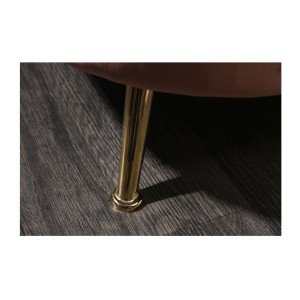 Zoom sur l'un des pieds du canapé droit original ATLANTIKA rose poudré