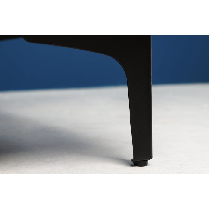 Zoom sur l'un des pieds du pouf VELENA blanc champagne