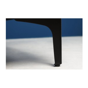 Zoom sur l'un des pieds du pouf VELENA blanc champagne