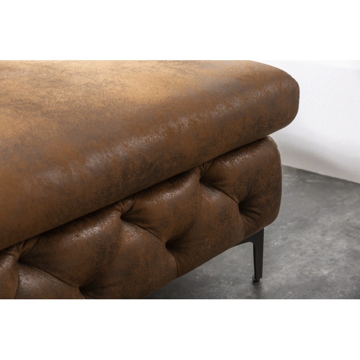 Zoom sur l'assise du pouf dans la configuration canapé + pouf VELENA marron