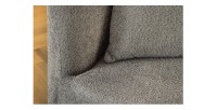 Zoom sur les coutures du canapé SOREN gris