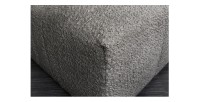 Zoom sur la tranche du pouf dans la configuration canapé et pouf IMPERIA gris