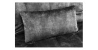 Zoom sur l'un des coussins du canapé convertible SERENO en velours gris foncé