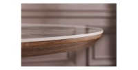 Zoom sur la tranche biseautée du plateau de la table extensible LUMEA avec plateau en céramique et pied en bois de noyer