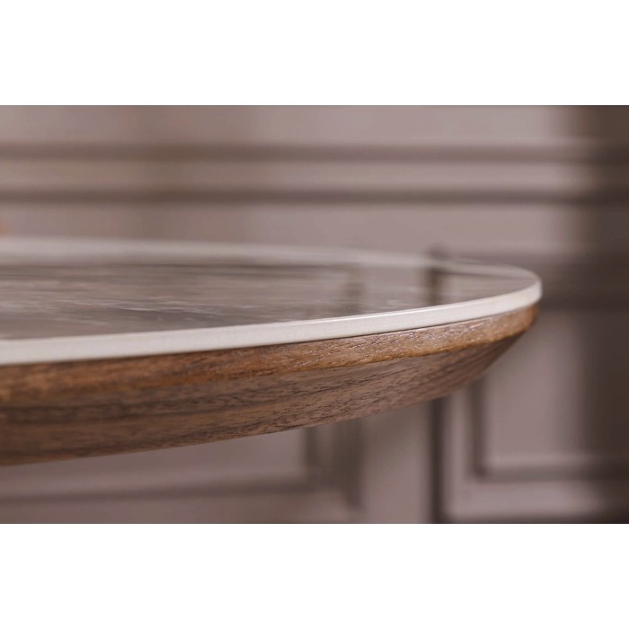 Zoom sur la tranche biseautée du plateau de la table extensible LUMEA avec plateau en céramique et pied en bois de noyer