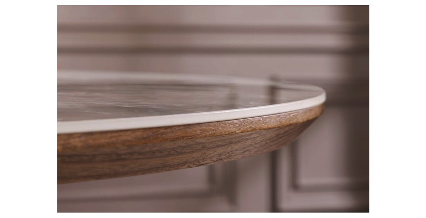 Zoom sur la tranche biseautée du plateau de la table extensible LUMEA avec plateau en céramique et pied en bois de noyer