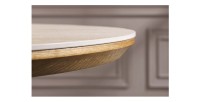 Zoom sur la tranche biseautée du plateau de la table extensible LUMEA en bois de chêne et plateau en céramique aspect travertin