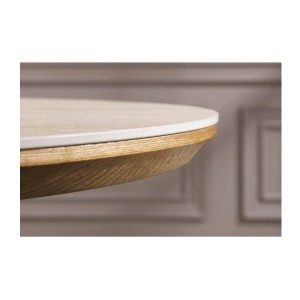 Zoom sur la tranche biseautée du plateau de la table extensible LUMEA en bois de chêne et plateau en céramique aspect travertin