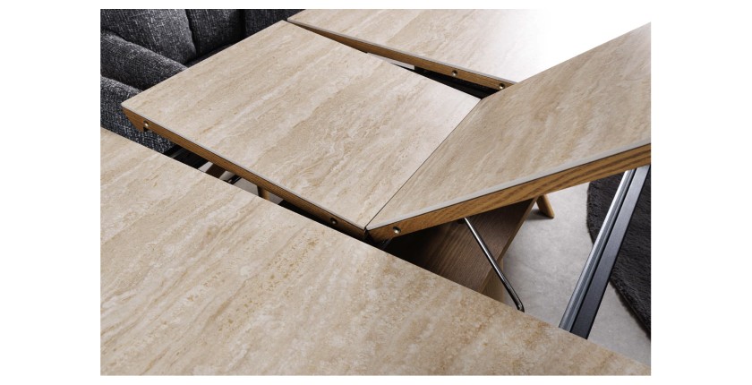Zoom sur le plateau extensible de la table extensible LUMEA en bois de chêne et plateau en céramique aspect travertin