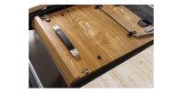 Zoom sur le mécanisme d'extension de la table extensible LUMEA en bois de chêne et plateau en céramique aspect travertin