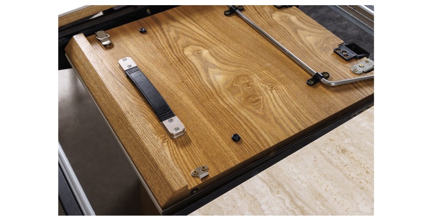 Zoom sur le mécanisme d'extension de la table extensible LUMEA en bois de chêne et plateau en céramique aspect travertin