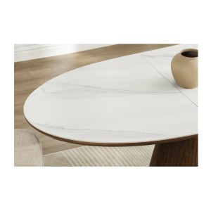 Zoom sur le plateau de la table LUMEA en bois de noyer et plateau effet marbre blanc