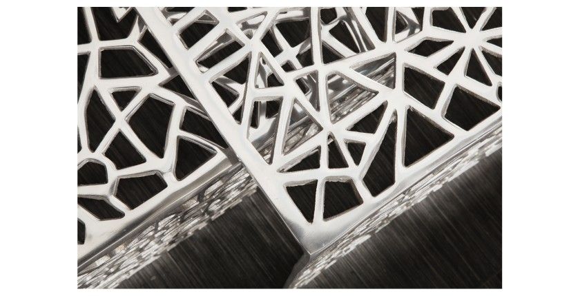 Zoom sur les motifs ajourés des tables basses gigognes carrés argentés METRIX