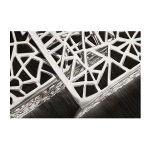 Zoom sur les motifs ajourés des tables basses gigognes carrés argentés METRIX