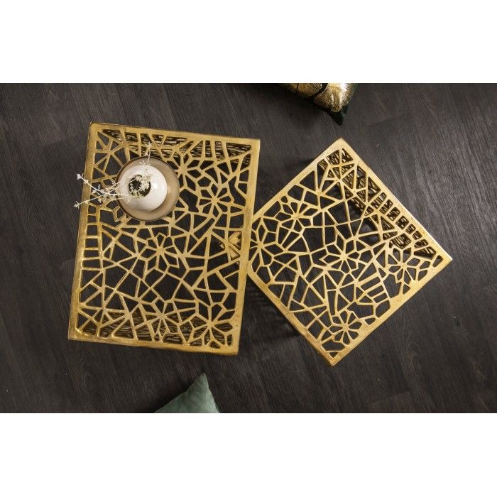 Niedrige Beistelltische METRIX in Gold – Design-Beistelltische aus Aluminium mit geometrischen Mustern