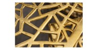 Zoom sur les motifs ajourés des tables basses gigognes carrés dorées METRIX 60cm
