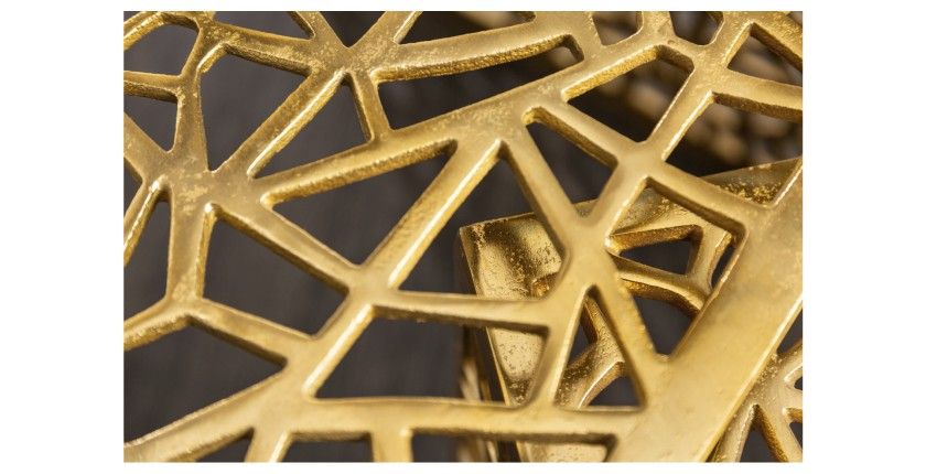 Zoom sur les motifs ajourés des tables basses gigognes carrés dorées METRIX 60cm