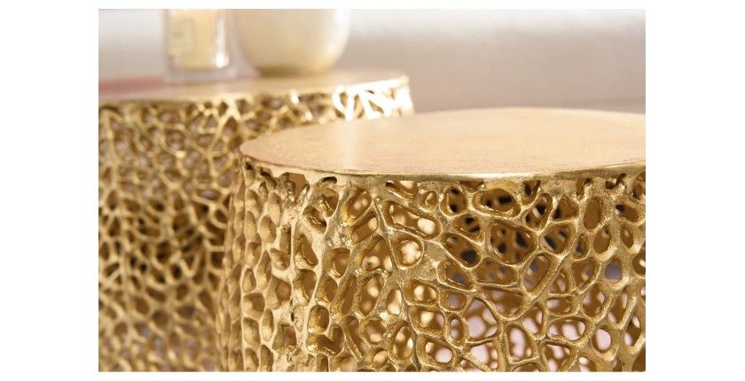Zoom sur la jonction du plateau et du corps des tables basses gigognes hautes rondes coloris bronze METRIX