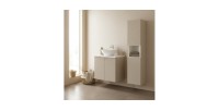 Ensemble de salle de bain AOKI avec meuble sous vasque, plan vasque, vasque à poser et colonne de rangement mis en situation