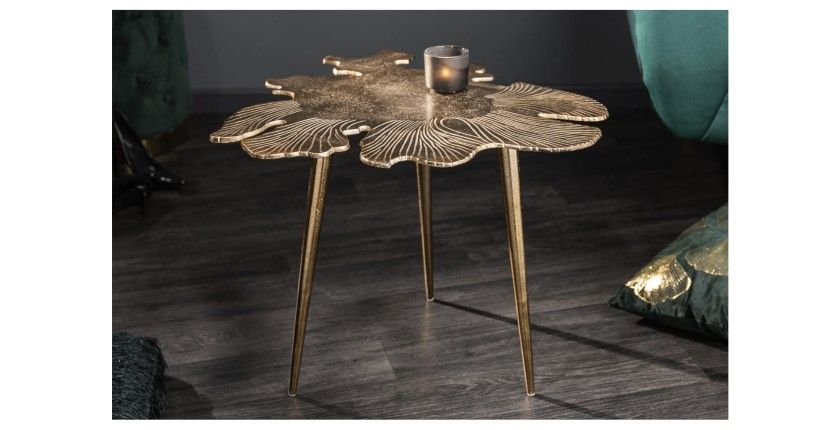 Table basse avec plateau en forme de feuille dorée METRIX vue de face