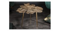 Table basse avec plateau en forme de feuille dorée METRIX mise en situation