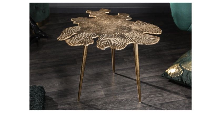 Table basse avec plateau en forme de feuille dorée METRIX mise en situation