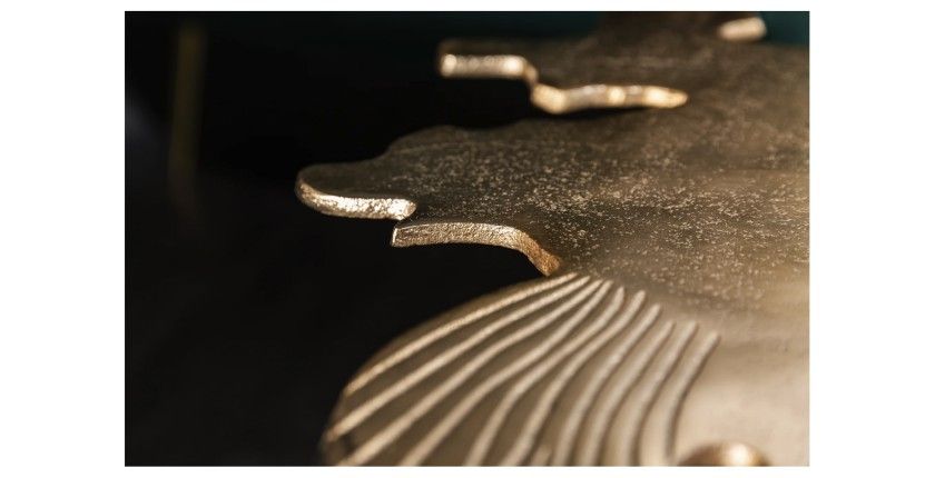 Zoom sur l'une des parties du plateau de la table basse avec plateau en forme de feuille dorée METRIX