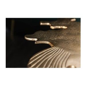 Zoom sur l'une des parties du plateau de la table basse avec plateau en forme de feuille dorée METRIX