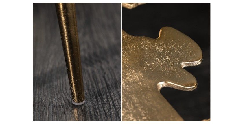 Zoom sur les détails de la table basse avec plateau en forme de feuille dorée METRIX