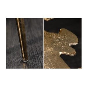 Zoom sur les détails de la table basse avec plateau en forme de feuille dorée METRIX