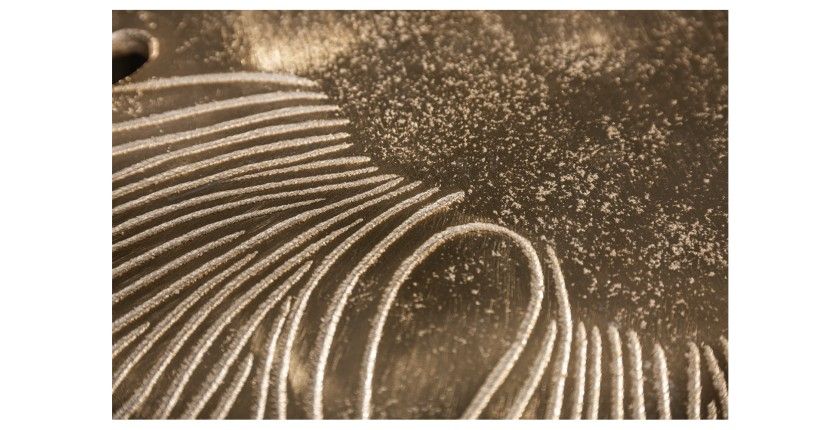 Zoom sur le plateau de la table basse avec plateau en forme de feuille dorée METRIX