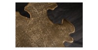 Zoom sur la texture du plateau de la table basse avec plateau en forme de feuille dorée METRIX